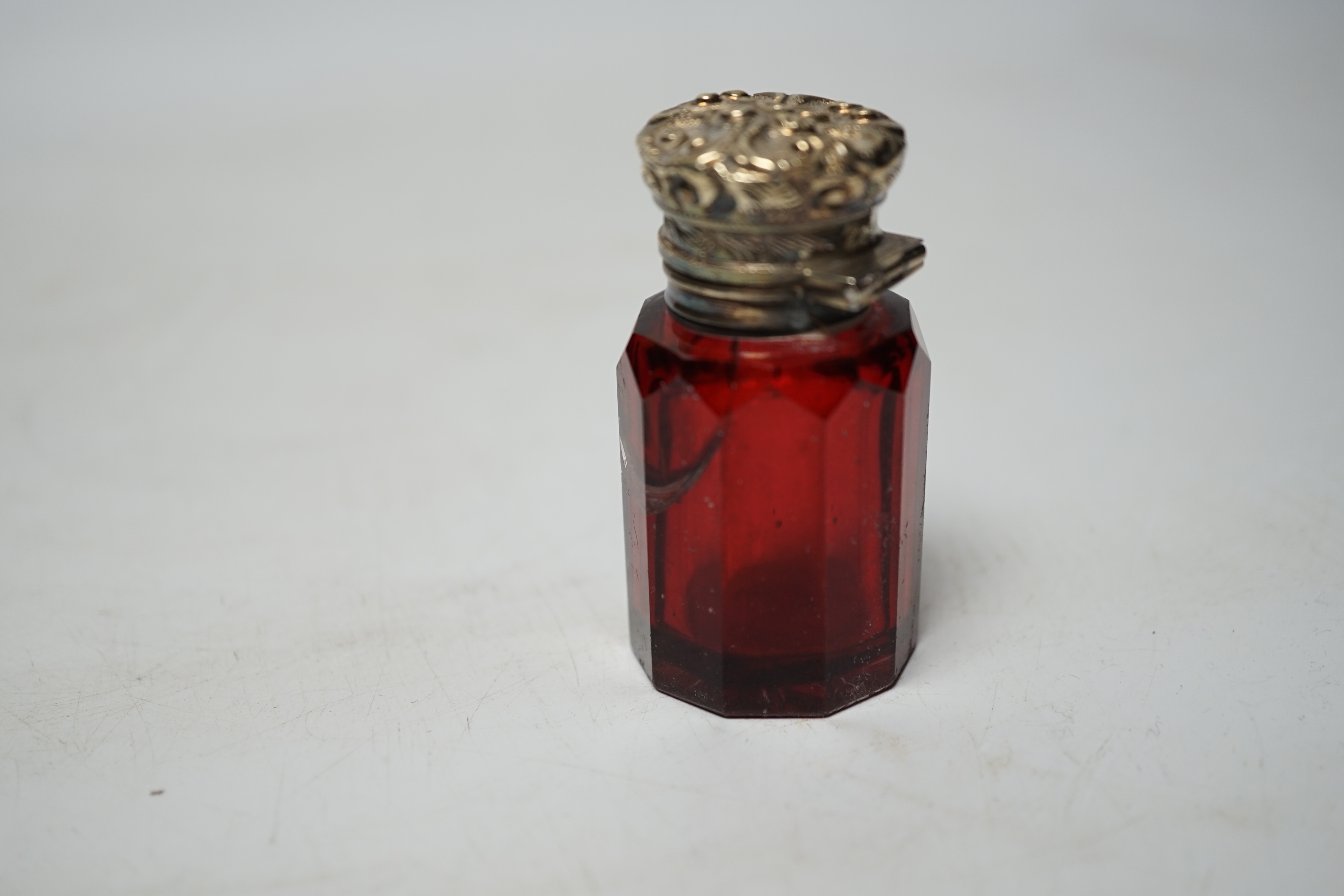 A late Victorian silver mounted ruby glass scent bottle, Birmingham, 1897, 61mm and a later silver card case (a.f.).